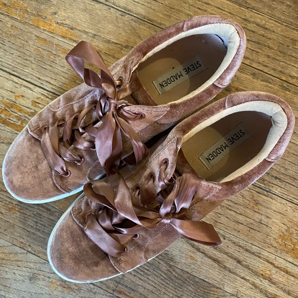 Rose Pink Velvet sneakers